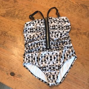 Zip front one piece swimsuit. No brand. Armpit to armpit 16.5”
